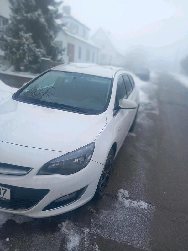 Weiß Gebraucht 2013 Opel Astra Kombi | 3.699 € (Guter Preis) - Bild 1/4