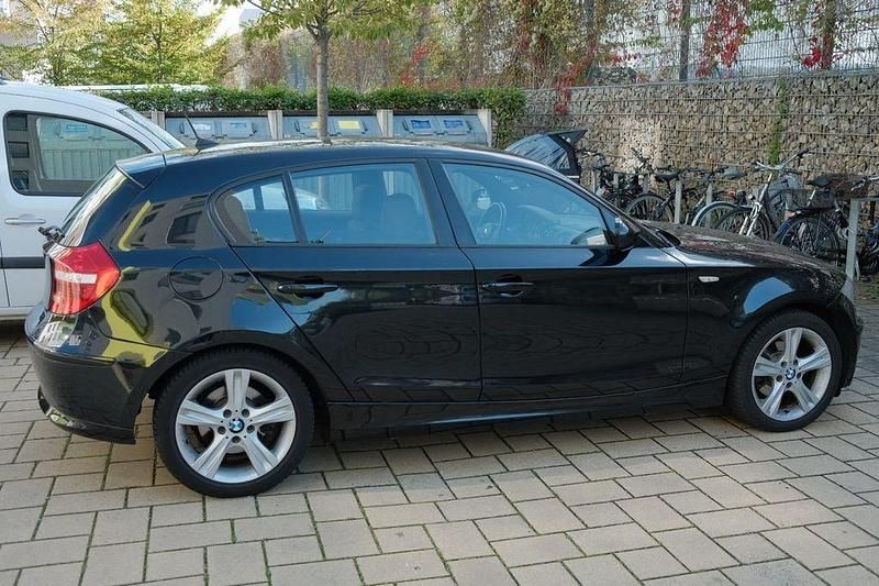 Schwarz Gebraucht 2011 BMW 118 Sport Line Kleinwagen | 3.900 € (Guter Preis) - Bild 1/4