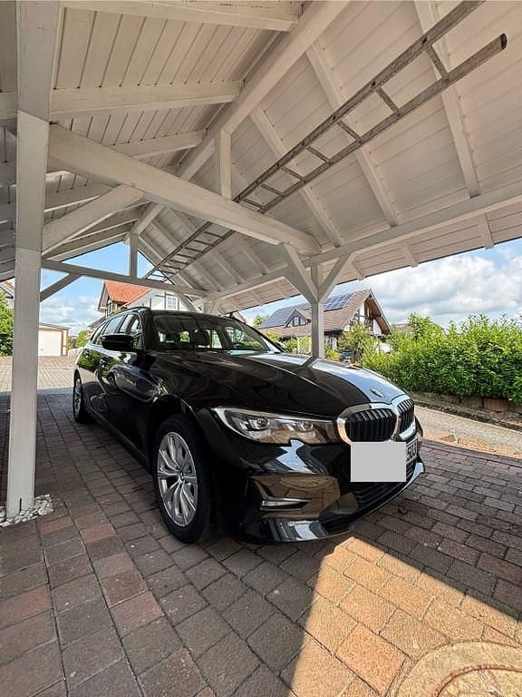 Schwarz Gebraucht 2020 BMW 318 Kombi | 22.100 € (Fairer Preis) - Bild 1/4
