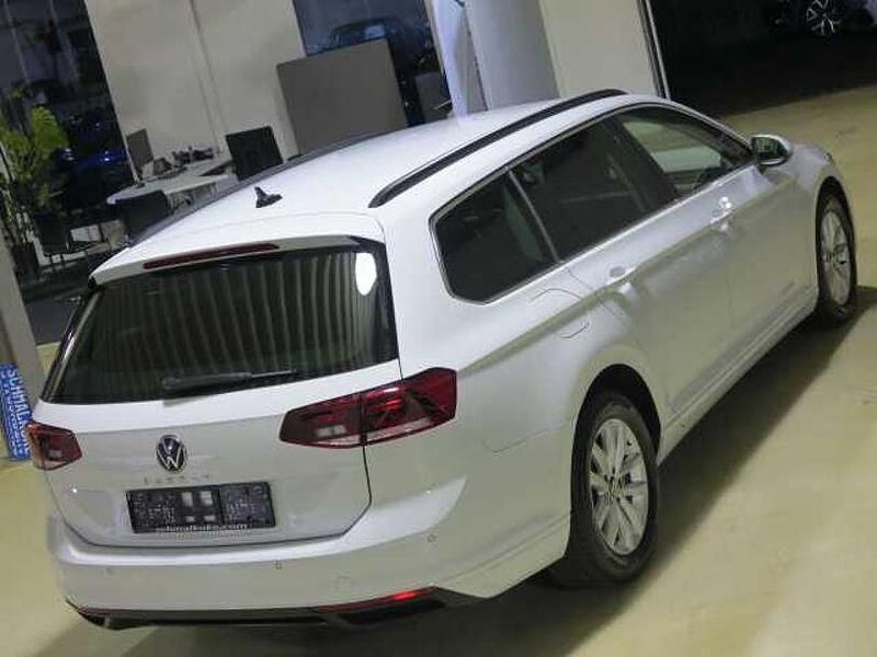 Gebraucht VW Passat Business 150 PS (110 kW) 2023 Glacier white (metallic) Kombi