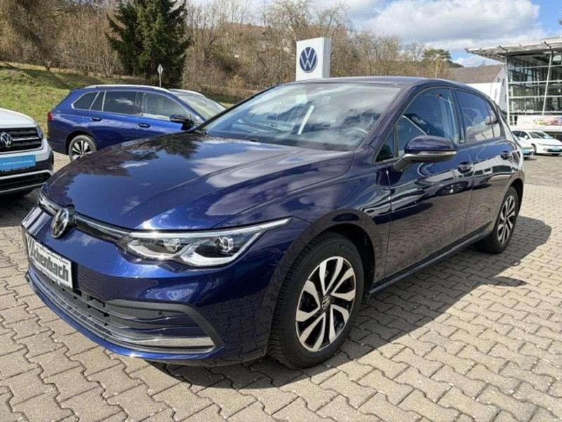 Gebraucht VW Golf VIII Active 150 PS (110 kW) 2022 Atlantic blue perleffekt Limousine