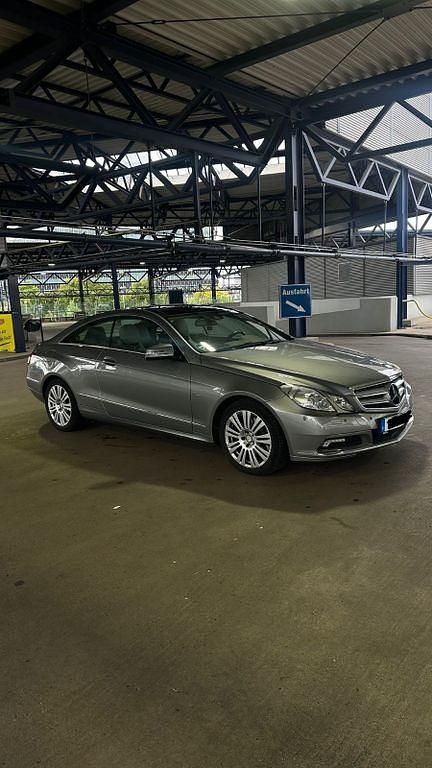 Grau Gebraucht 2010 Mercedes E350 Coupé | 10.500 € (Fairer Preis) - Bild 1/4