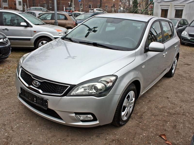 Second-hand Kia Ceed 90 CP (66 kW) 2012 Argintiu Hatchback