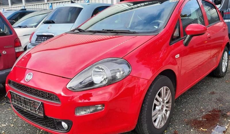 Rot Gebraucht 2015 Fiat Punto Lounge Kleinwagen | 7.390 € (Teuer) - Bild 1/4