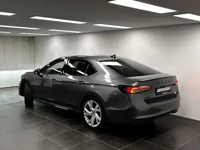 Gebraucht Skoda Superb 265 PS (194 kW) 2025 Graphitegrau metallic Limousine