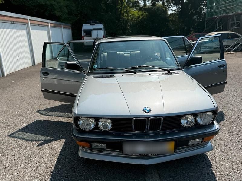 Gebraucht BMW 525 125 PS (91 kW) 1986 Silber Limousine
