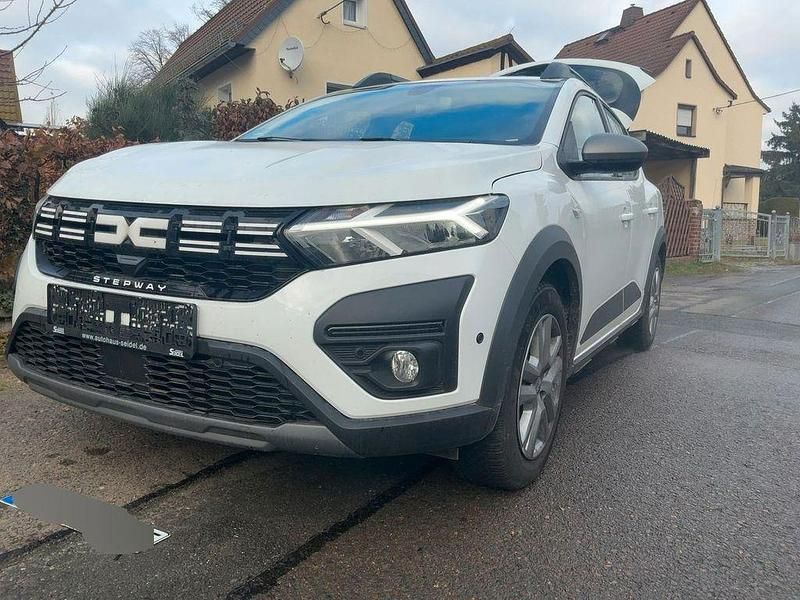 Weiß Gebraucht 2023 Dacia Sandero Expression Limousine | 11.220 € (Superpreis) - Bild 1/4
