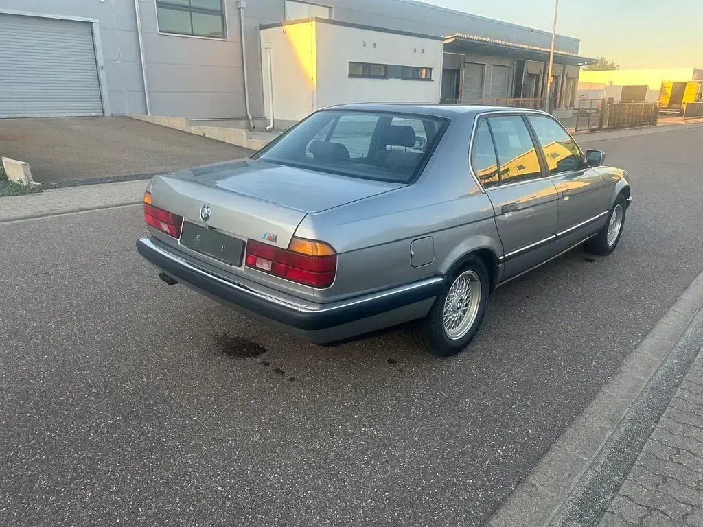 Gebraucht BMW 730 188 PS (138 kW) 1987 Silber Limousine