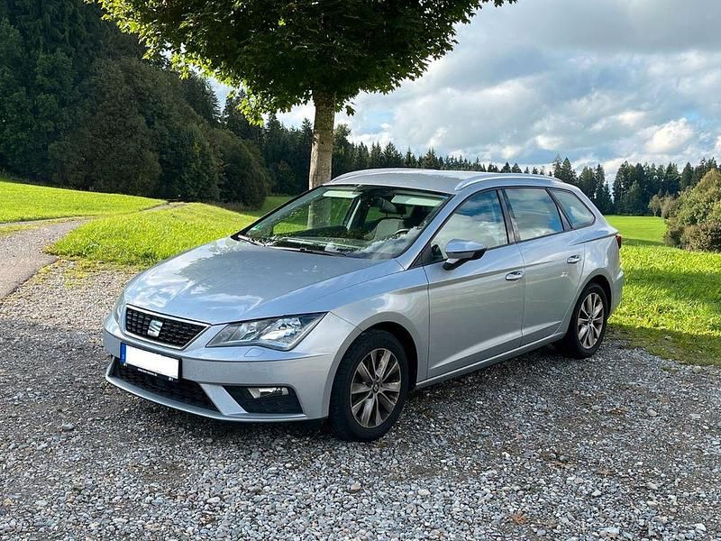 Grau Gebraucht 2020 Seat Leon Limousine | 14.400 € (Fairer Preis) - Bild 1/4