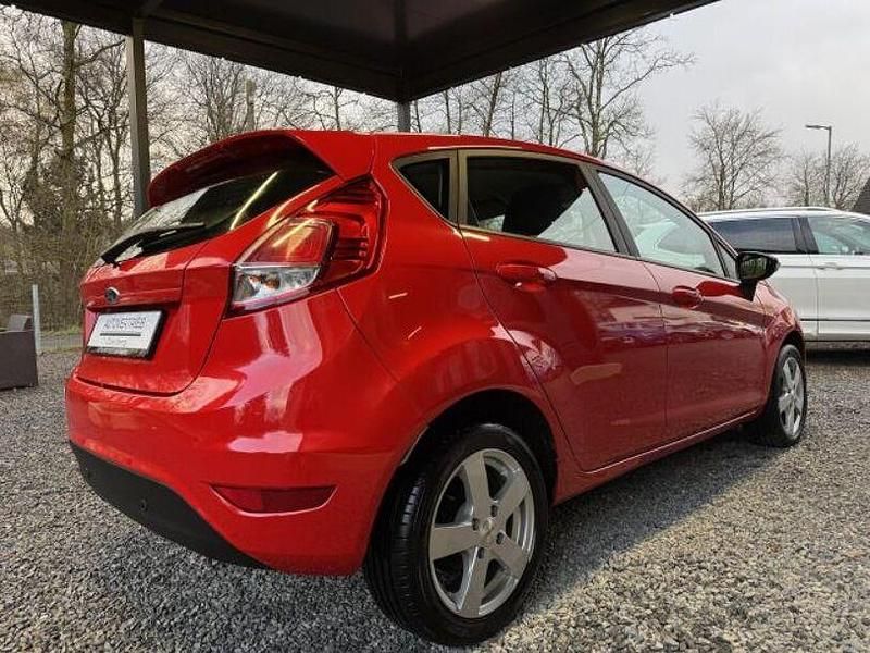 Gebraucht Ford Fiesta 82 PS (60 kW) 2015 Rot Limousine