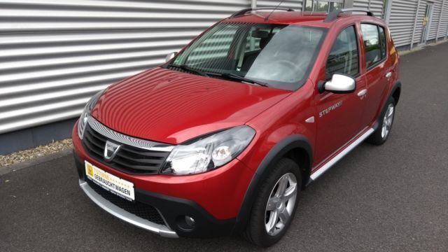 Rot metallic Gebraucht 2012 Dacia Sandero Stepway Kleinwagen | 6.890 € (Fairer Preis) - Bild 1/4