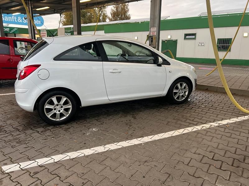 Weiß Gebraucht 2013 Opel Corsa Kleinwagen | 3.299 € (Fairer Preis) - Bild 1/4