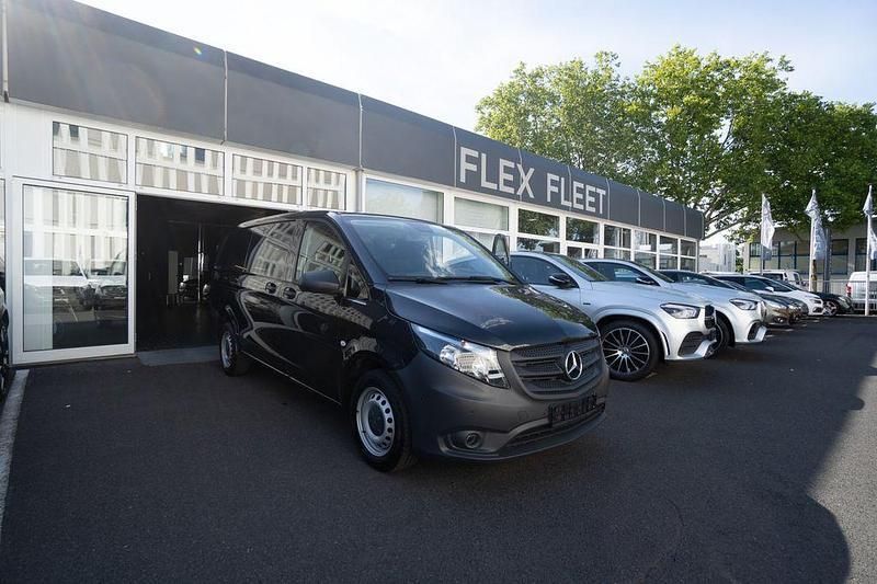 Lackfarbe graphitgrau metallic Gebraucht 2021 Mercedes Vito Van / Kleinbus | 19.990 € (Superpreis) - Bild 1/4