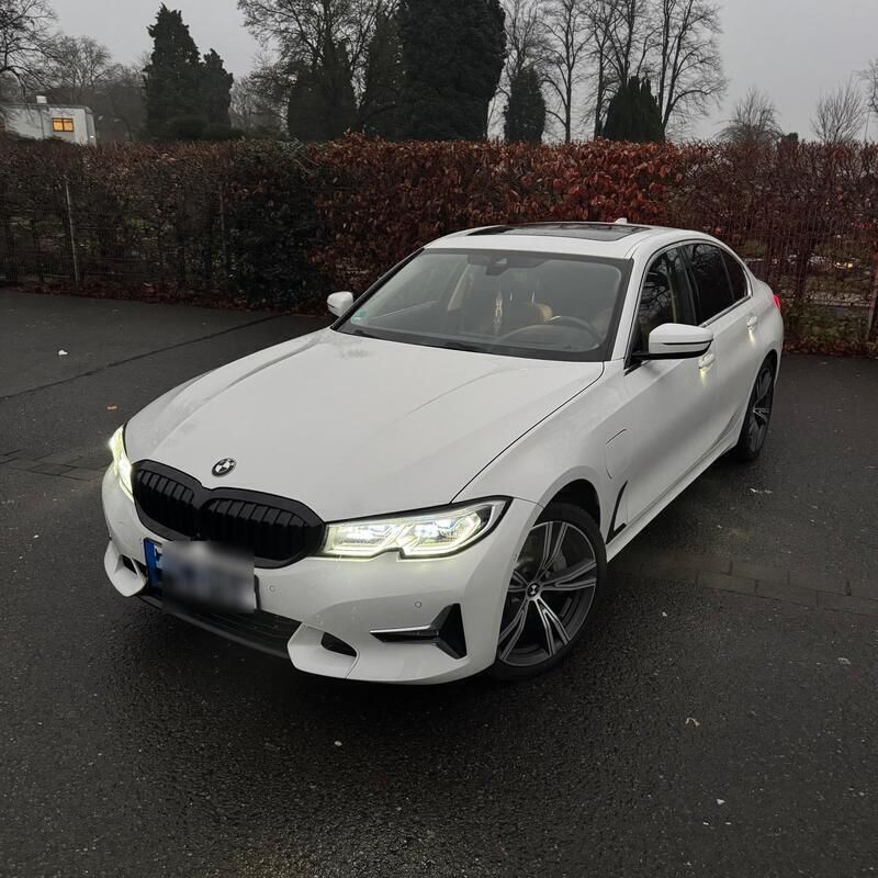 Weiß Gebraucht 2021 BMW 330e M Sport Limousine | 32.999 € (Fairer Preis) - Bild 1/4
