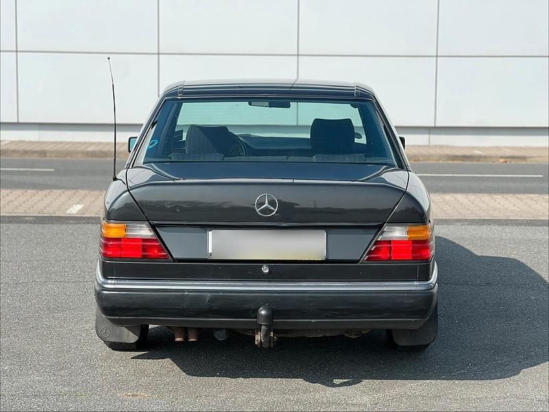 Używany Mercedes E230 136 KM (100 kW) 1990 Brązowy Sedan/Limuzyna