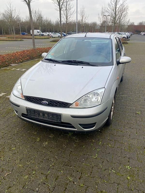 Gebraucht Ford Focus Ghia 101 PS (74 kW) 2004 Silber Limousine