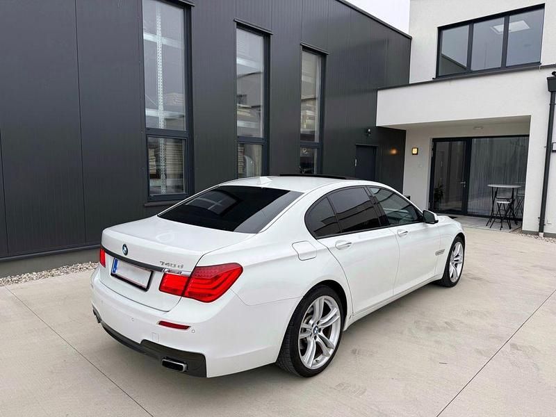 Second-hand BMW 740 Shadowline 306 CP (225 kW) 2011 Alb Berlinǎ