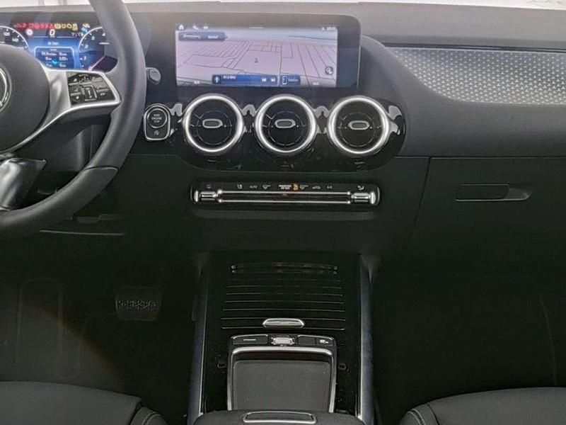 Gebraucht Mercedes B200 Advanced 163 PS (119 kW) 2025 Metalliclack mountaingrau Van / Kleinbus