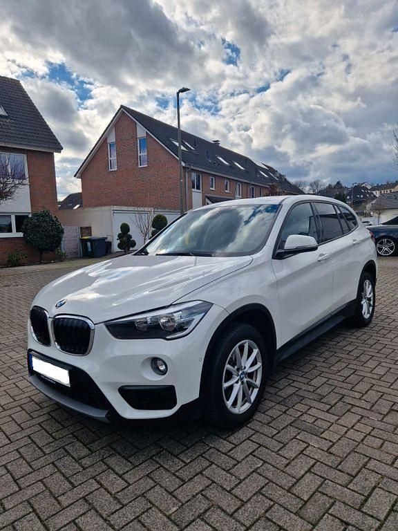 Weiß Gebraucht 2017 BMW X1 SUV | 18.900 € (Fairer Preis) - Bild 1/4