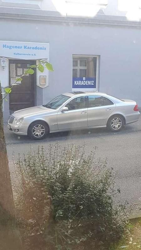 Grau Gebraucht 2007 Mercedes E220 Limousine | 5.300 € (Fairer Preis) - Bild 1/4
