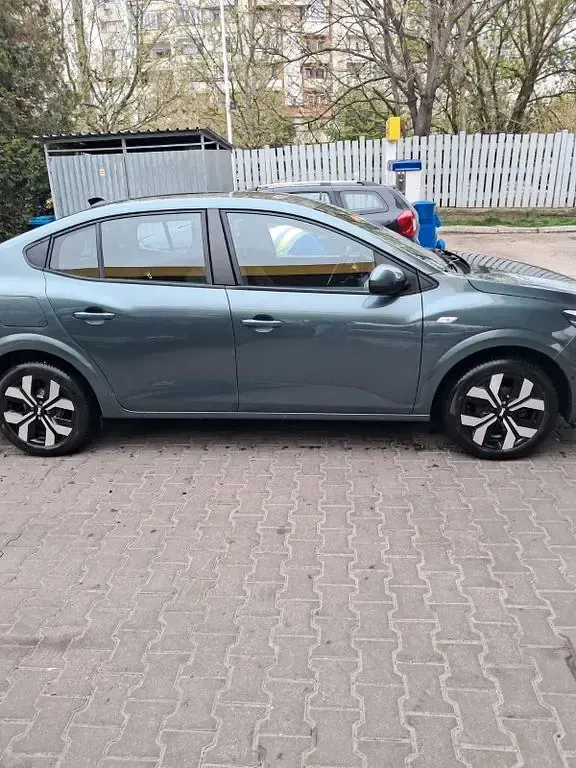 Używany Dacia Logan 90 KM (66 kW) 2024 Zielony Sedan/Limuzyna