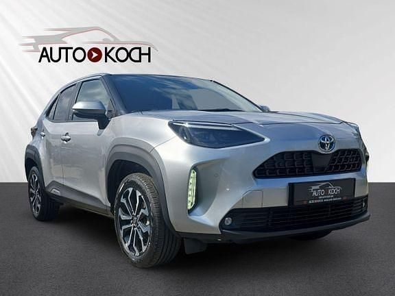 Shimmering silver metallic Gebraucht 2022 Toyota Yaris Hybrid Connect Style | 23.985 € (Fairer Preis) - Bild 1/4