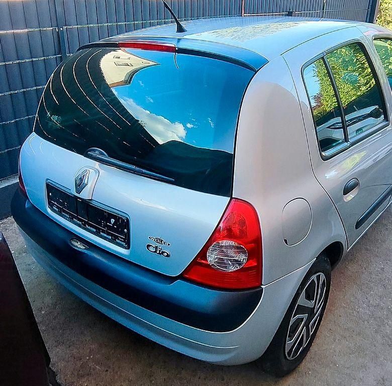 Second-hand Renault Clio II Expression 75 CP (55 kW) 2003 Argintiu Berlinǎ