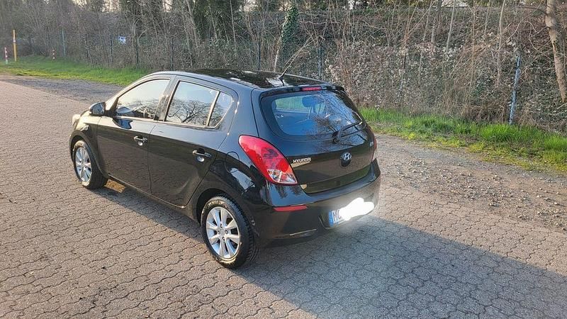 Gebraucht Hyundai i20 Edition 86 PS (63 kW) 2013 Schwarz Kleinwagen