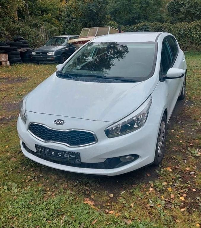 Weiß Gebraucht 2013 Kia Ceed Attract Kleinwagen | 5.850 € (Guter Preis) - Bild 1/4