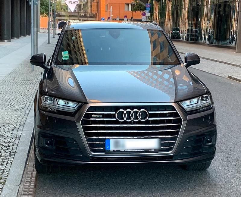 Grau Gebraucht 2017 Audi Q7 Design SUV | 29.900 € (Superpreis) - Bild 1/4