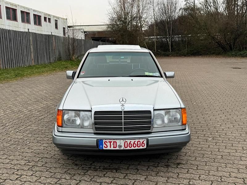Gebraucht Mercedes 200 75 PS (55 kW) 1992 Silber Limousine