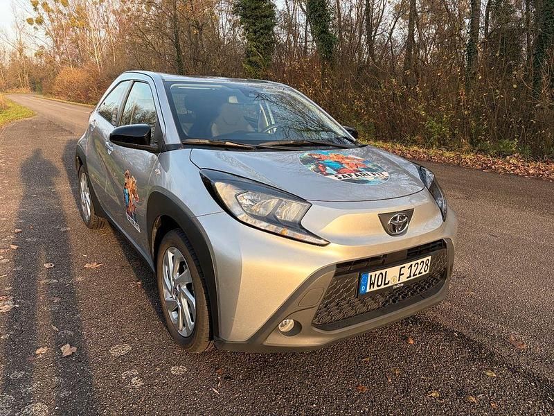 Silber Gebraucht 2023 Toyota Aygo Kleinwagen | 16.900 € (Fairer Preis) - Bild 1/4