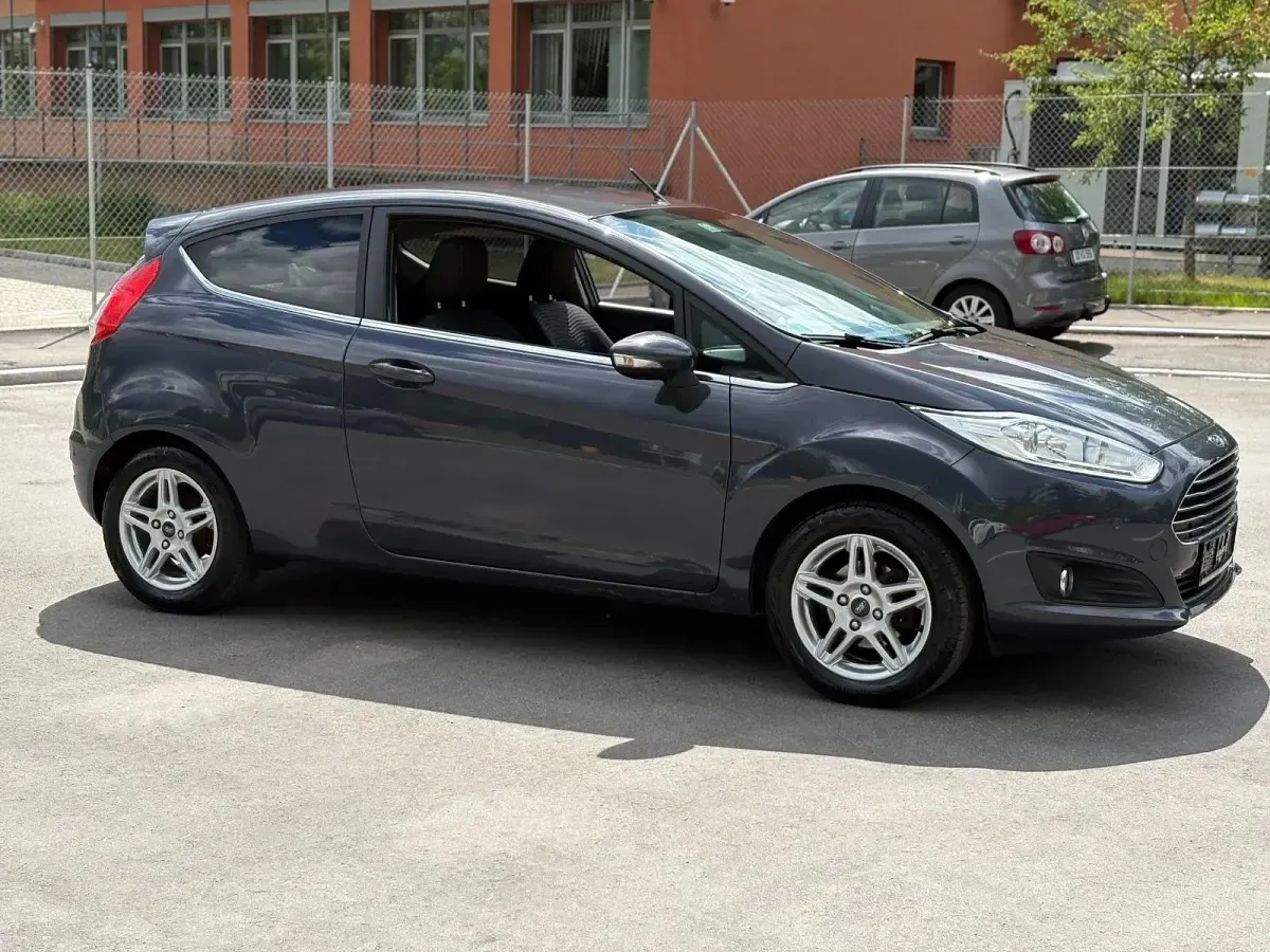 Gebraucht Ford Fiesta Titanium 125 PS (91 kW) 2013 Grau Kleinwagen