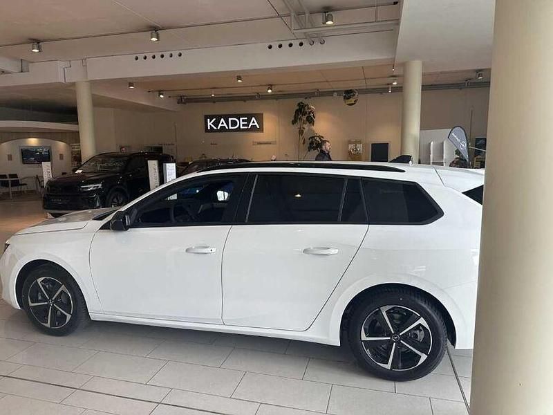 Neu Opel Astra 131 PS (96 kW) 2025 Lack weiss banquise/typ aussen Kombi