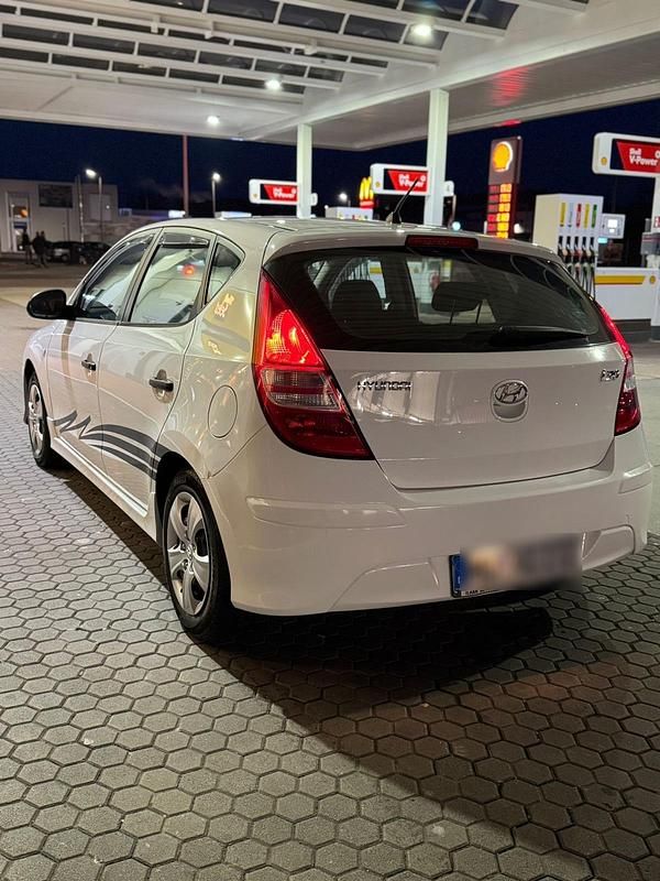 Gebraucht Hyundai i30 109 PS (80 kW) 2011 Weiß Kleinwagen