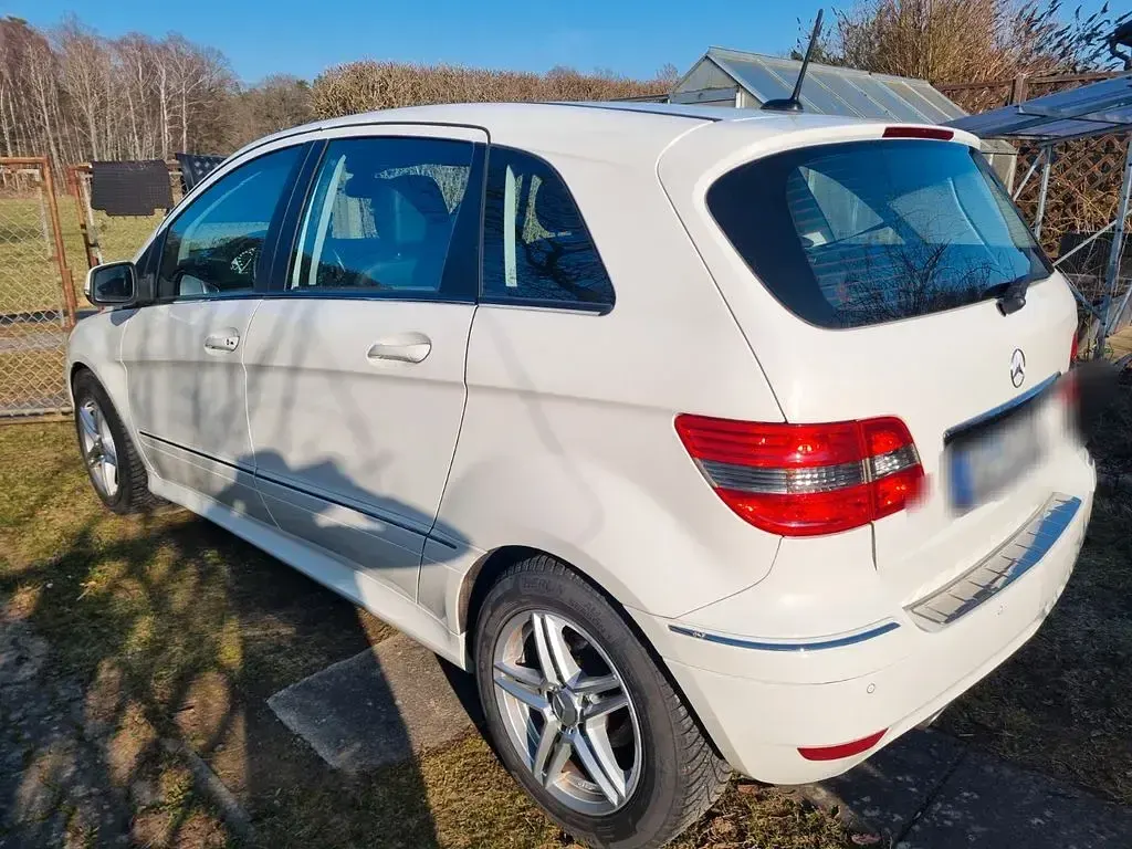 Gebraucht Mercedes B180 116 PS (85 kW) 2011 Weiß Van / Kleinbus