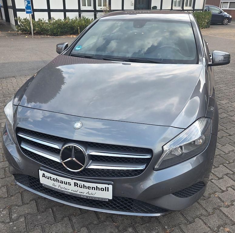 Grau Gebraucht 2015 Mercedes A180 Style Limousine | 14.400 € (Etwas zu teuer) - Bild 1/4