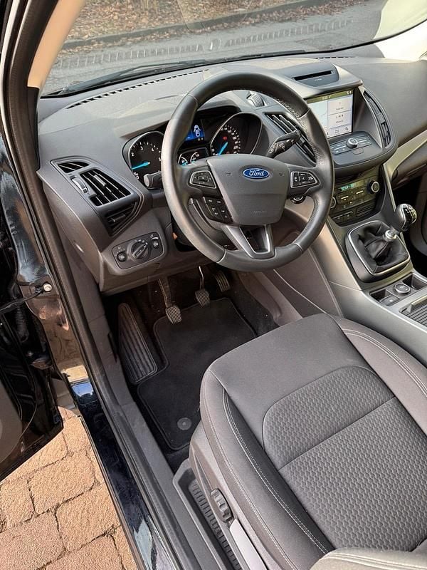 Gebraucht Ford Kuga Titanium 150 PS (110 kW) 2019 Schwarz SUV