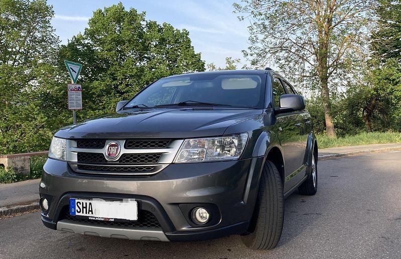 Grau Gebraucht 2012 Fiat Freemont SUV | 9.800 € (Etwas zu teuer) - Bild 1/4