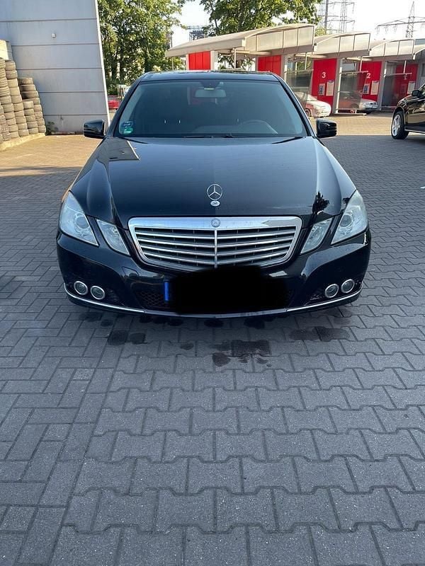 Schwarz Gebraucht 2011 Mercedes E250 Limousine | 9.799 € (Fairer Preis) - Bild 1/4