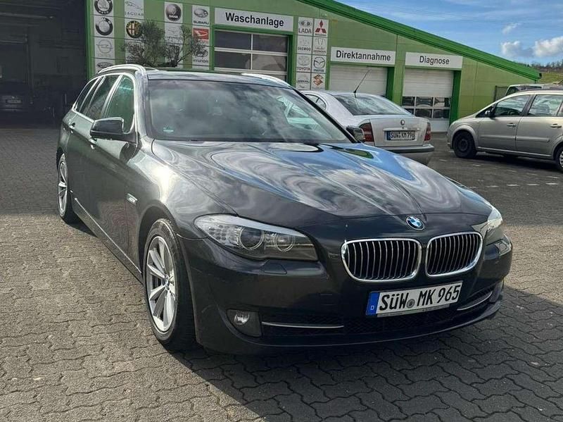 Sophistograu brillant Gebraucht 2010 BMW 520 Kombi | 9.499 € (Fairer Preis) - Bild 1/4