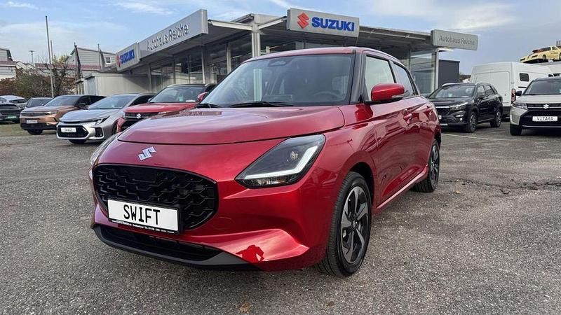 Neu Suzuki Swift Comfort+ 83 PS (61 kW) 2025 Burning red pearl metallic Limousine