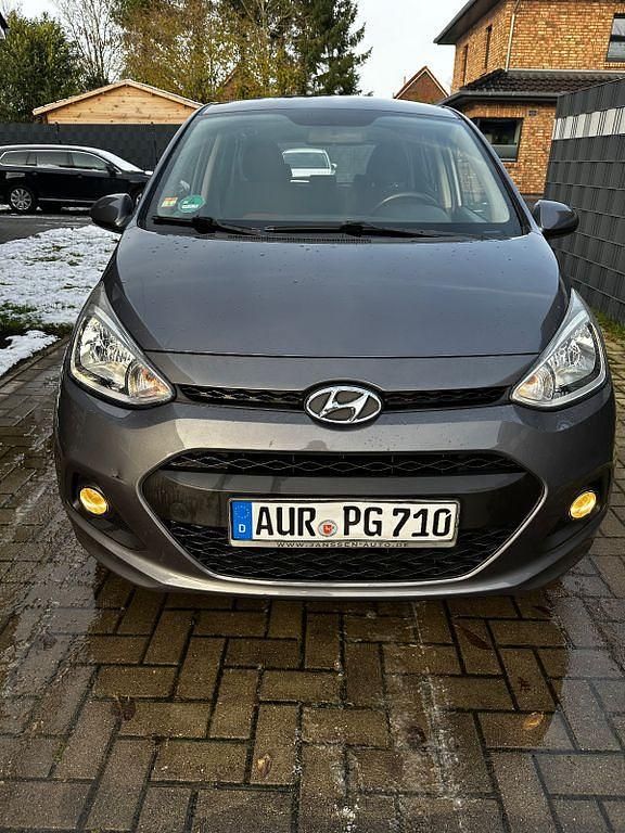 Grau Gebraucht 2016 Hyundai i10 Classic Kleinwagen | 6.500 € (Superpreis) - Bild 1/4