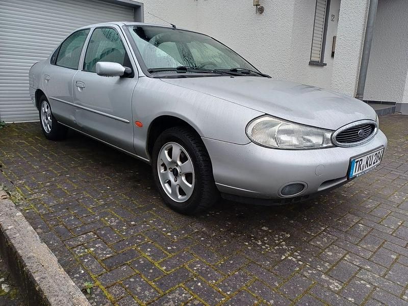 Gebraucht Ford Mondeo Ghia 131 PS (96 kW) 1997 Silber Limousine