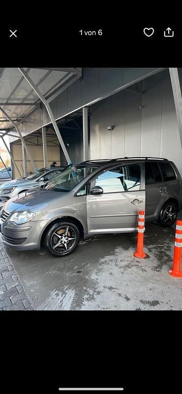 Braun Gebraucht 2010 VW Touran Van / Kleinbus | 4.200 € (Teuer) - Bild 1/4