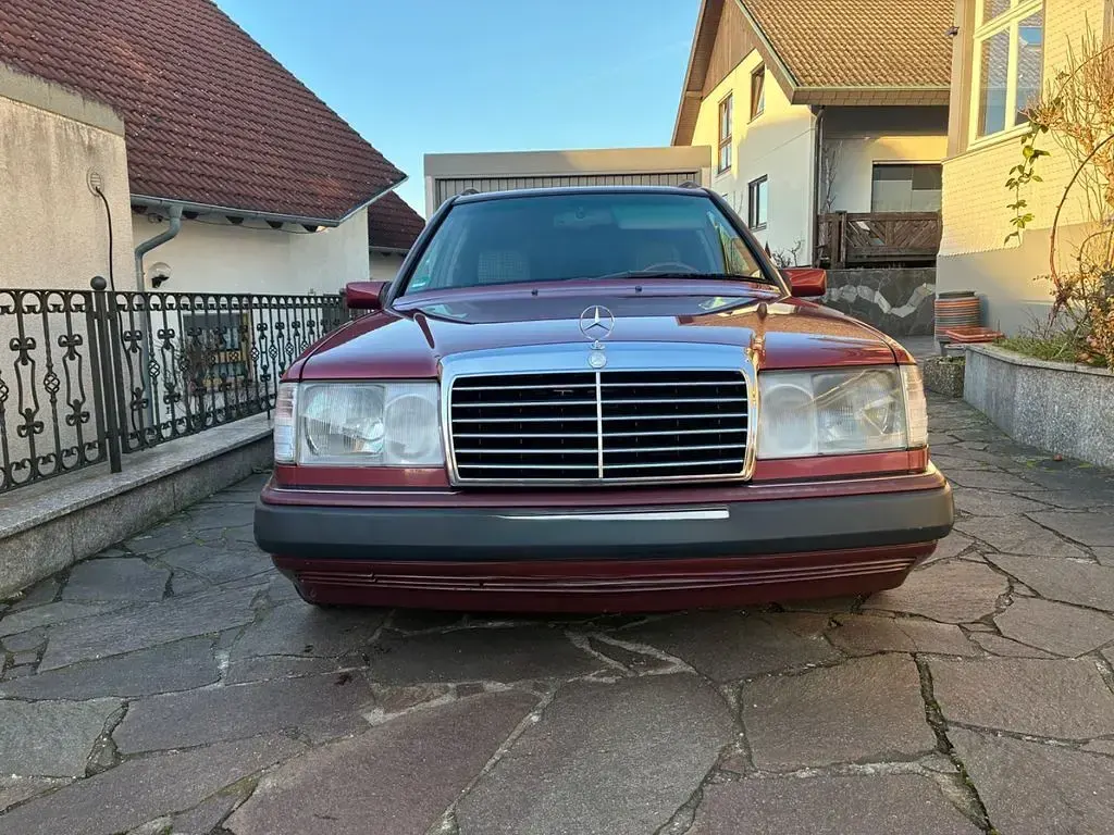 Gebraucht Mercedes 280 197 PS (144 kW) 1993 Rot Limousine