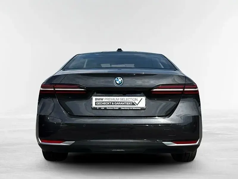 Gebraucht BMW 550e Sport Line 489 PS (359 kW) 2025 Grau Limousine