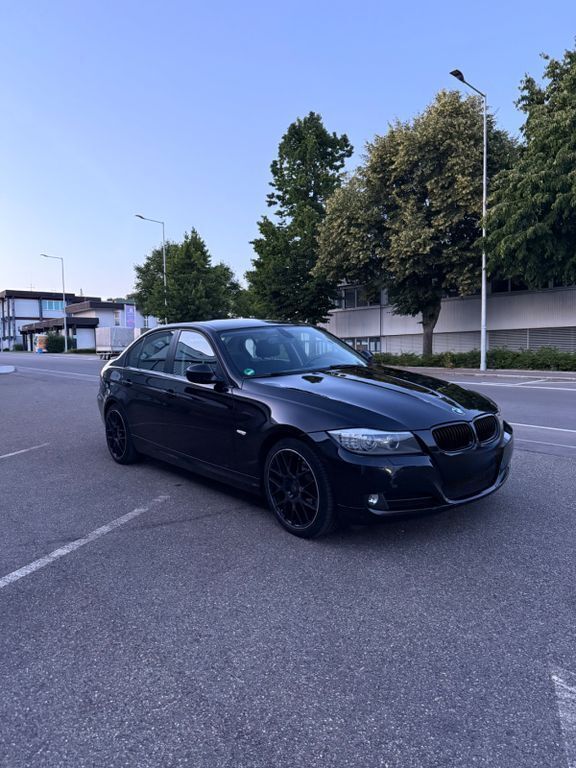 Schwarz Gebraucht 2011 BMW 318 Limousine | 5.900 € (Fairer Preis) - Bild 1/4
