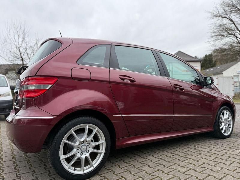 Gebraucht Mercedes B180 116 PS (85 kW) 2011 Saturnrot Van / Kleinbus