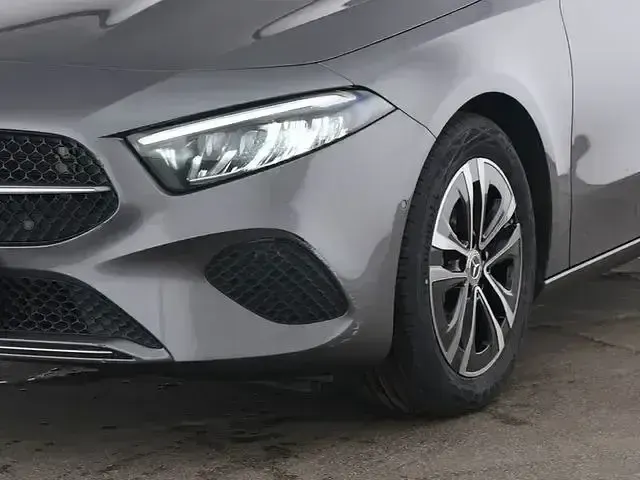 Gebraucht Mercedes A180 Progressive 136 PS (100 kW) 2025 Grau Limousine
